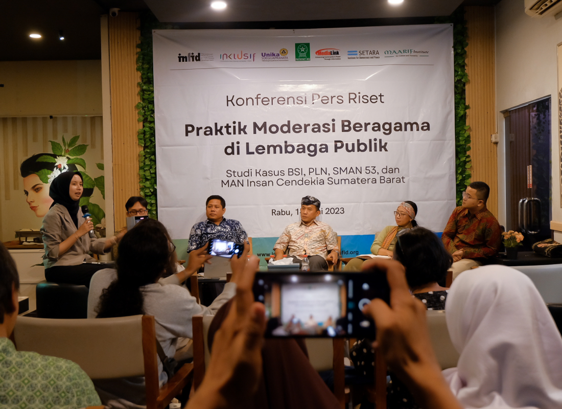 RINGKASAN EKSEKUTIF: Praktik Moderasi Beragama di Lembaga Publik: Studi Kasus BSI, PLN, SMAN 53 Jakarta, dan MAN Insan Cendekia Sumatra Barat